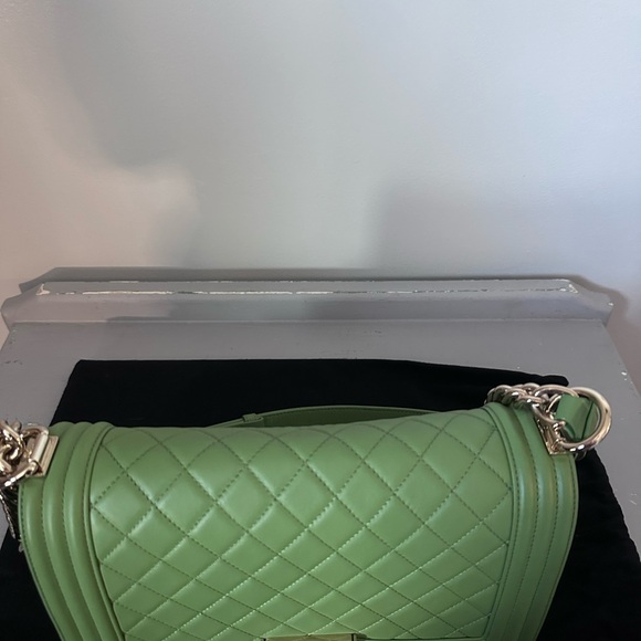 Chanel 19P green lambskin quilted medium boy bag with light gold hardware - Picture 5 of 10
